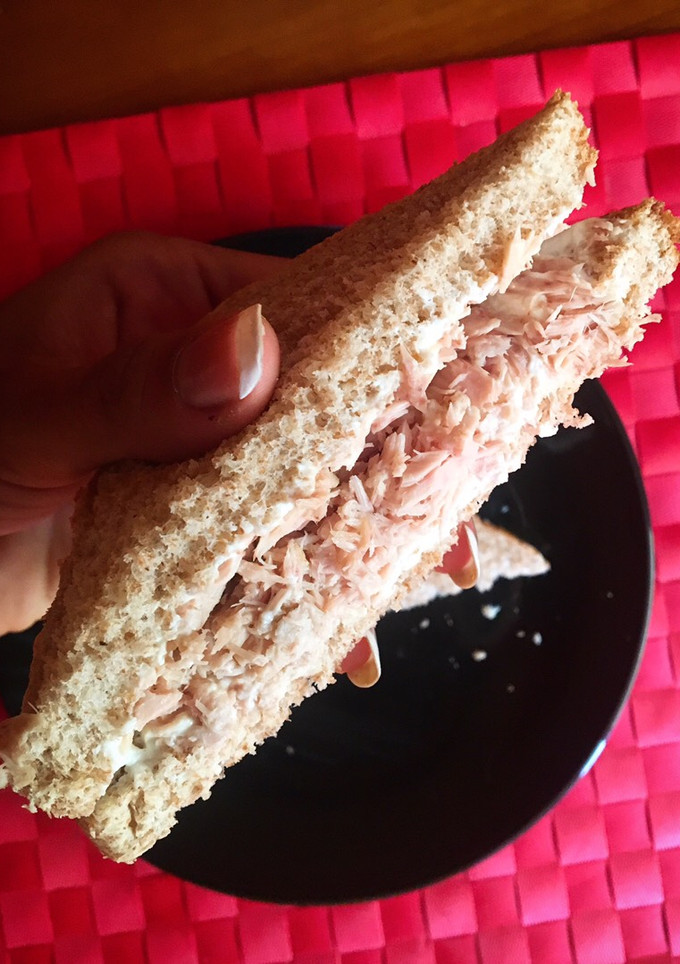 Una foto de Sándwich rápido de atún y queso de untar