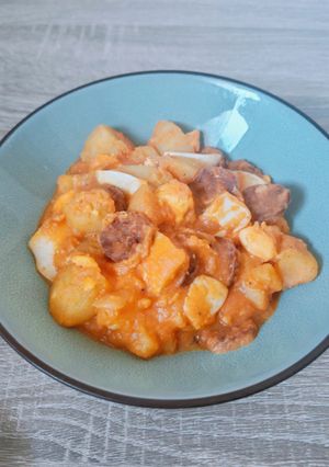 Paprikás krumpli kolbásszal tojással recept fotója