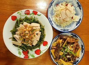 Hình của món Rau muống xào chả lụa phủ tôm khô phi tỏi.