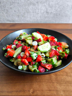 عکسی از دستور سالاد خیار و توت فرنگی (Cucumber & strawberry salad)