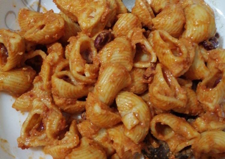 Maceroni with nuggets and kidney beans