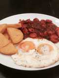 Tortilla panameña & huevos fritos con Salchicha guisada