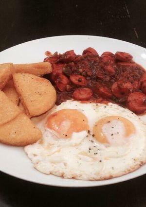 Una foto de Tortilla panameña & huevos fritos con Salchicha guisada
