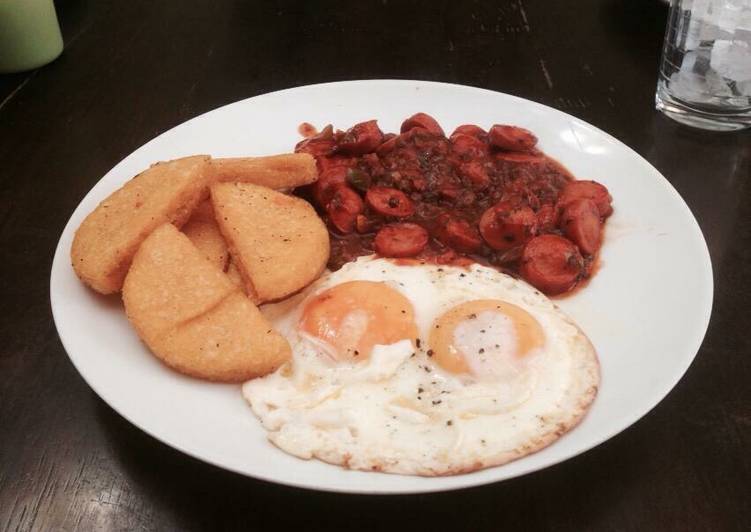 Tortilla panameña & huevos fritos con Salchicha guisada