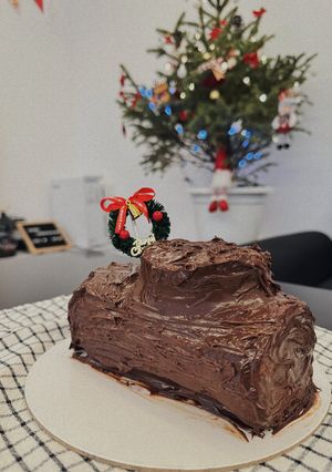 Hình của món Bánh khúc cây Noel (Yule Log cake).