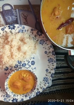 A picture of Urad kadhi with rice.