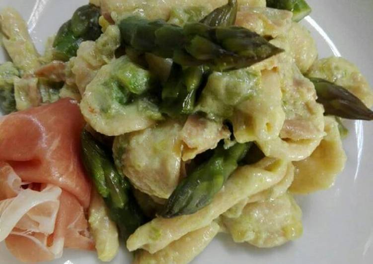 Orecchiette alla crema di asparagi e prosciutto crudo