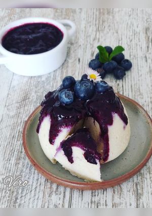 Une photo de Bowlcake à la farine de riz /coco et son coulis de myrtilles