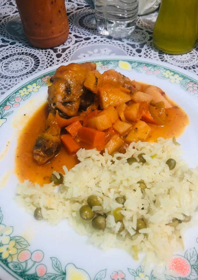 Una foto de Pollo a la jardinera