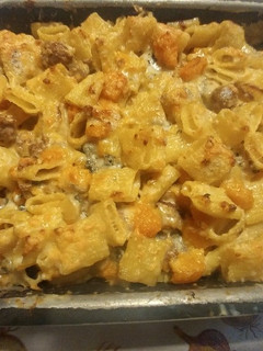 Foto di Mezze maniche al forno con zucca, salsiccia & roquefort