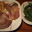 Chuletas de cerdo con patatas y pimientos de Padrón
