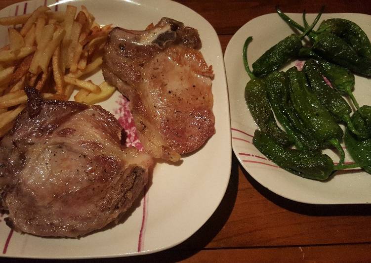 Chuletas de cerdo con patatas y pimientos de Padrón