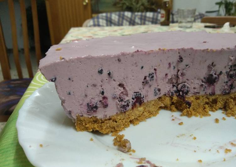 Tarta de queso y moras silvestres