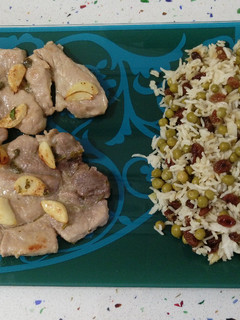 Una foto de Arroz salteado con jengibre y pasas con filetes de jamón al ajillo