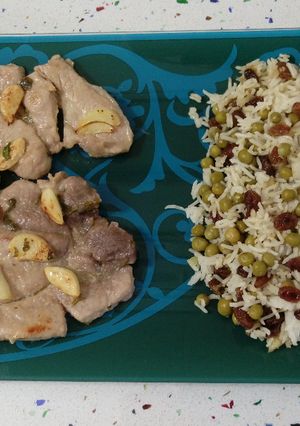 Una foto de Arroz salteado con jengibre y pasas con filetes de jamón al ajillo
