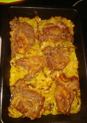 Csontos karaj savanyú káposzta ágyon recept fotója