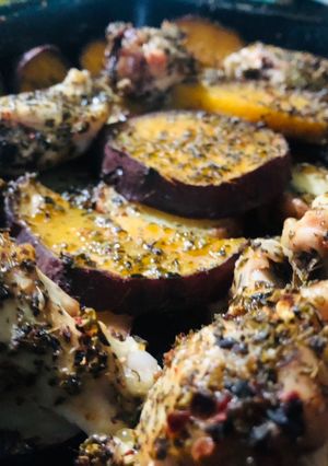 Una foto de Pollo al horno con papas y boniatos 💘🤤