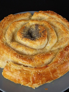 Una foto de Espiral de hojaldre relleno de jamón york y mozzarella