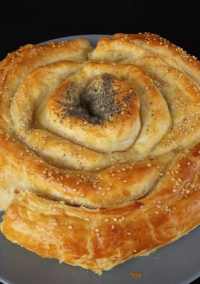 Una foto de Espiral de hojaldre relleno de jamón york y mozzarella