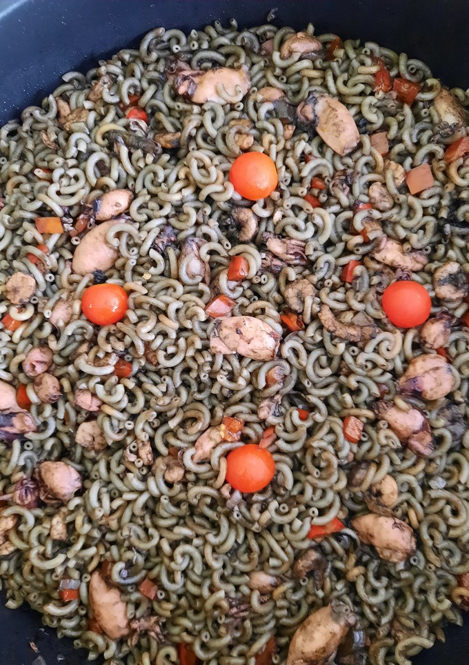 Una foto de Fideuá con Chipirones Y Gambas