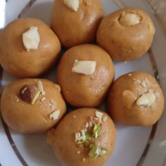A picture of Besan ke Ladoo.