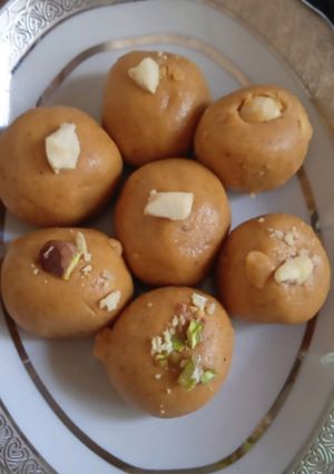 A picture of Besan ke Ladoo.