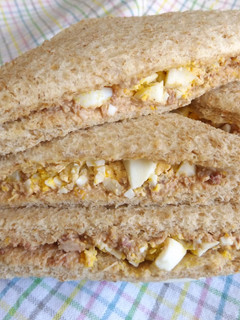 Una foto de Sándwiches de huevo y foie gras