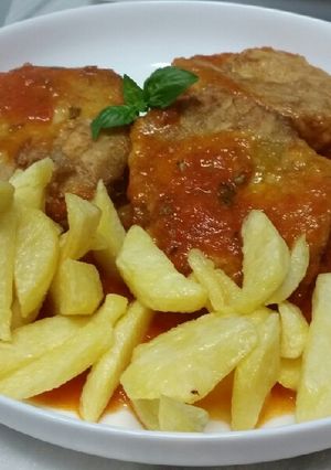 Una foto de Chayotas rebozadas en salsa de tomate casera