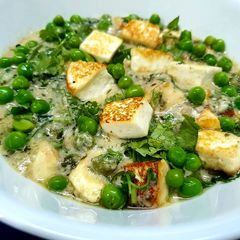 A picture of Paneer Methi Matar Malai.