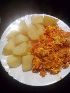 A picture of Boiled yam with egg sauce.
