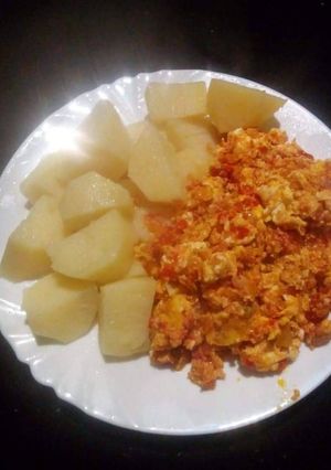 A picture of Boiled yam with egg sauce.