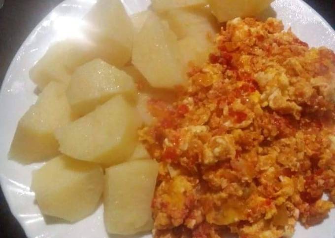 Boiled yam with egg sauce
