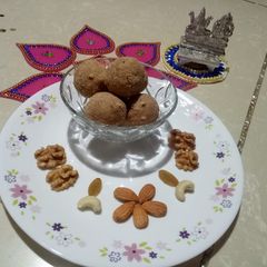 A picture of Gond wale atta Laddu.