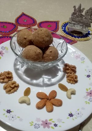 A picture of Gond wale atta Laddu.