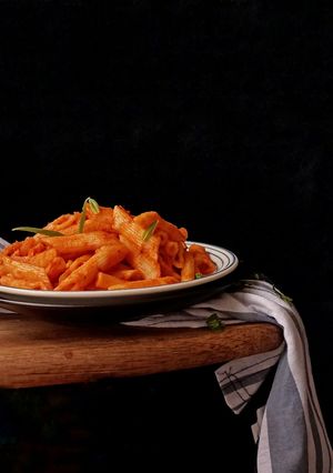 टोमेटो बेसिल क्रीमी पास्ता (Tomato besil creamy pasta recipe in hindi) रेसिपी मुख्य फोटो