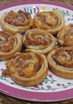 Foto principal de Espirales Crujientes de masa de Pizza con Embutidos y Queso Fundente al horno