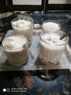 બનાના મિલ્કશેક વિથ વેનીલા આઇસક્રીમ (Banana Milkshake With Vanilla Ice cream Recipe In Gujarati) રેસીપી મુખ્ય ફોટો