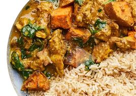 Receita Saudável - Tofu com Batata-Doce, Espinafres e Molho de Curcuma