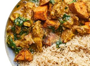 Foto de Receita Saudável - Tofu com Batata-Doce, Espinafres e Molho de Curcuma