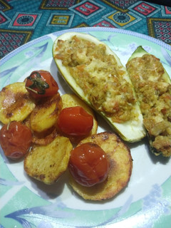 Una foto de Zucchini relleno con papas al horno y tomates confitados