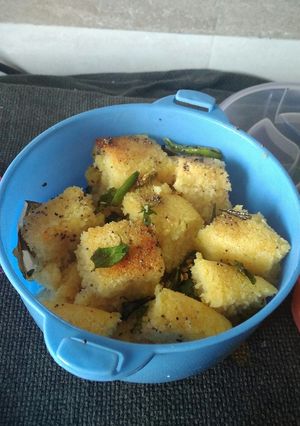 A picture of Rava dhokla.