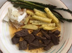 Una foto de Verduras al horno con carne marinada en soya