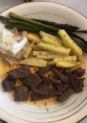 Una foto de Verduras al horno con carne marinada en soya