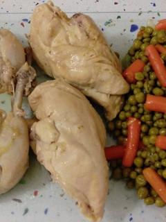 Una foto de Pollo en salsa de sidra y chalotas con salteado de guisantes y zanahorias