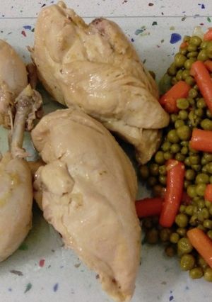 Foto principal de Pollo en salsa de sidra y chalotas con salteado de guisantes y zanahorias