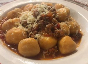 Una foto de Ñoquis de batata rellenos con muzzarella y salsa bolognesa