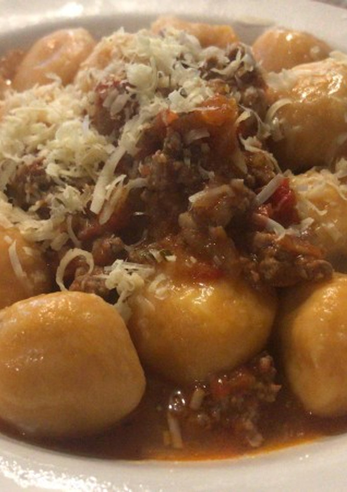 Una foto de Ñoquis de batata rellenos con muzzarella y salsa bolognesa
