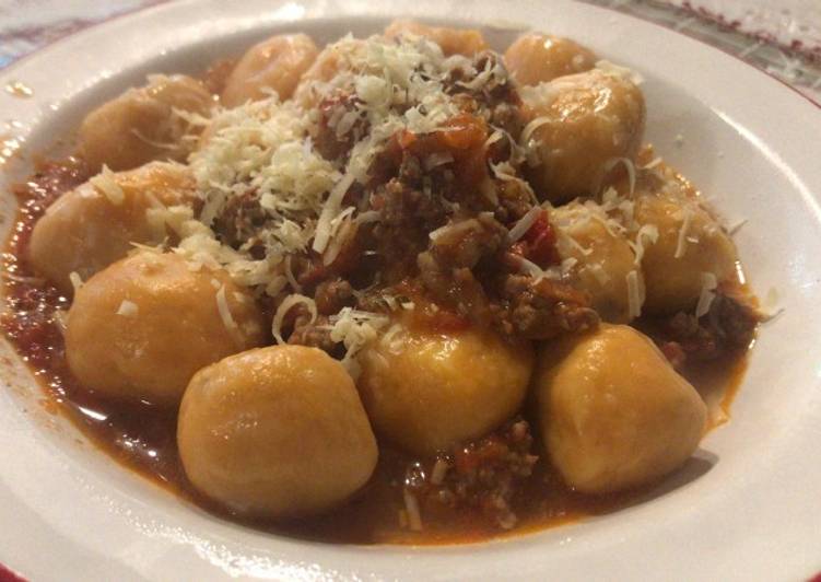 Ñoquis de batata rellenos con muzzarella y salsa bolognesa