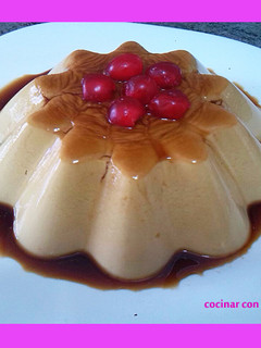 Una foto de flan de cafe