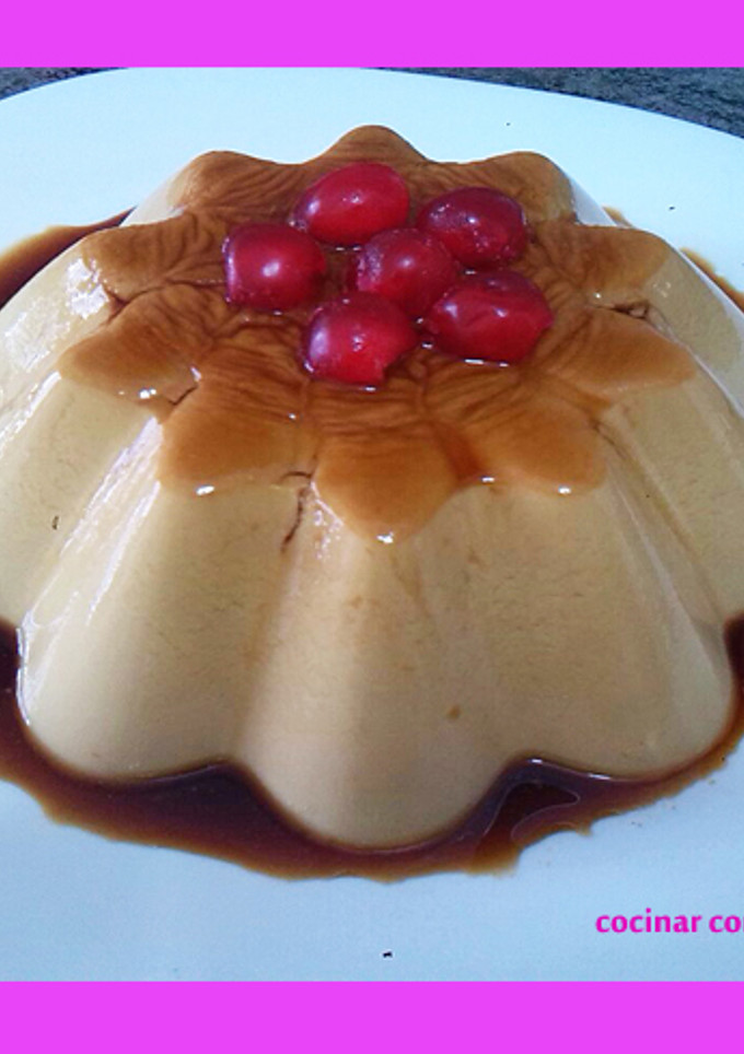 Una foto de flan de cafe